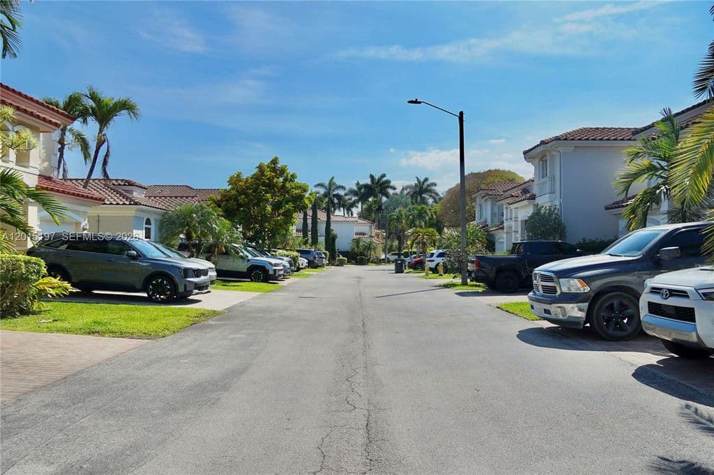4-bedroom Property — 10913 NW 67th St