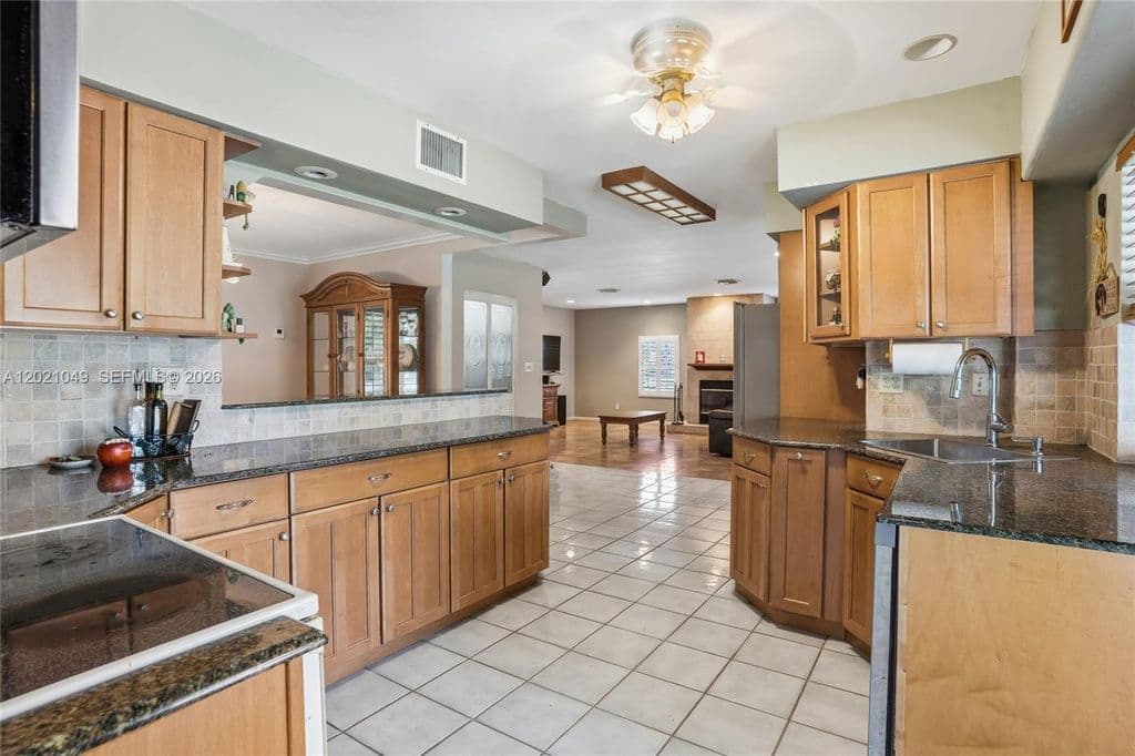 4+1 Müstakil ev — 8495 SW 160th St