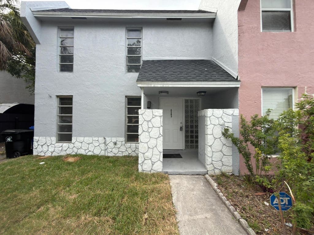 3-bedroom Property — 6583 Boulevard Of Champions