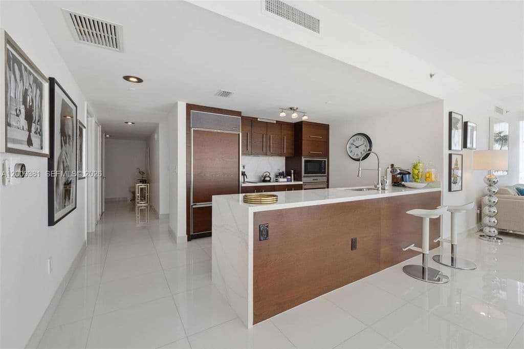 3-bedroom Condo — 465 Brickell Ave APT 701