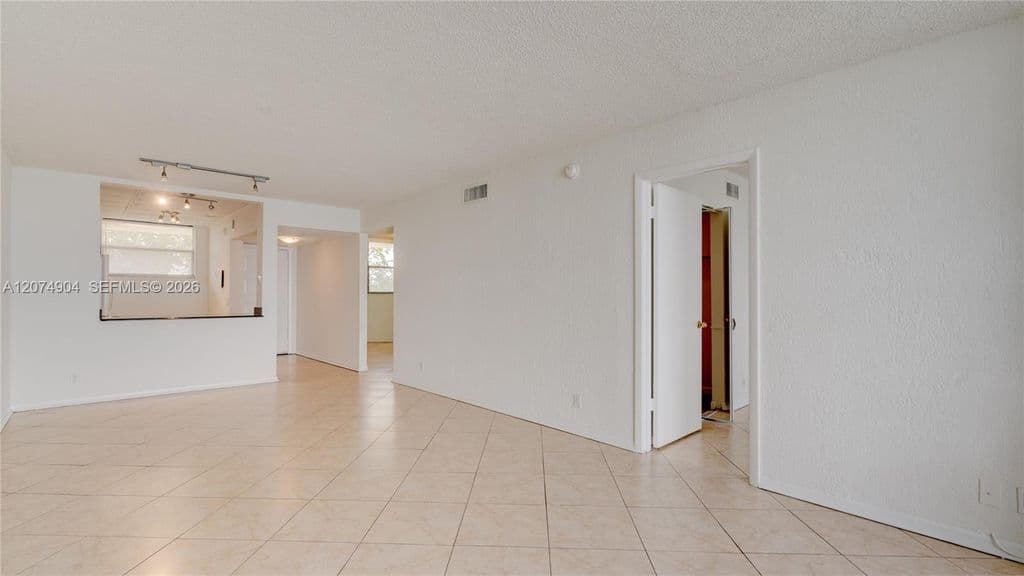 2-bedroom Condo — 114 Lake Emerald Dr APT 409
