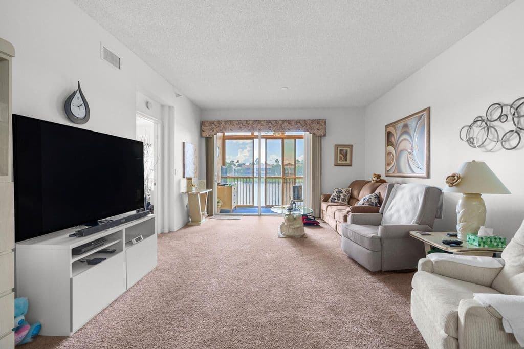 2+1 Condo — 7647 Southampton Terrace #202