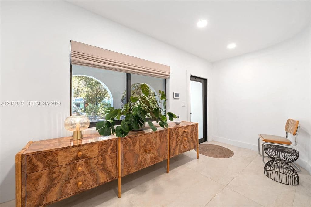 4+1 Müstakil ev — 638 NE 141st St