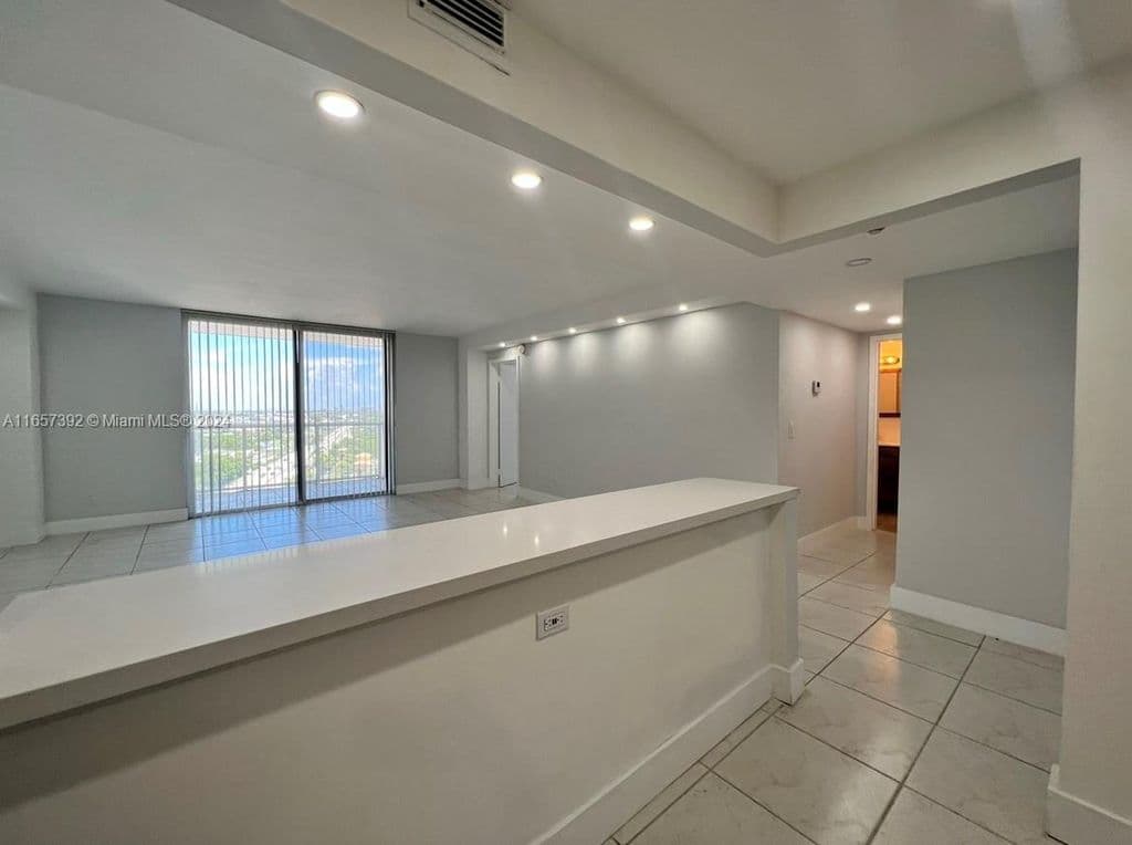 2+1 Condo — 13499 Biscayne Blvd APT 1405