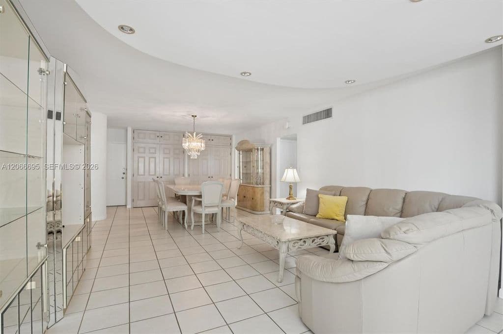 2-bedroom Property — 5005 Collins Ave APT 424