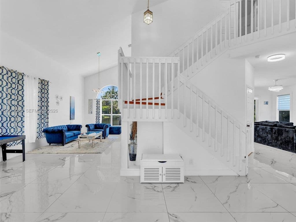 5+1 Müstakil ev — 18442 NW 12th St