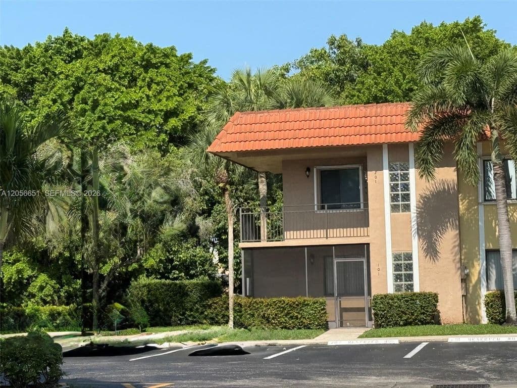 2-bedroom Condo — 435 Lakeview Dr APT 201
