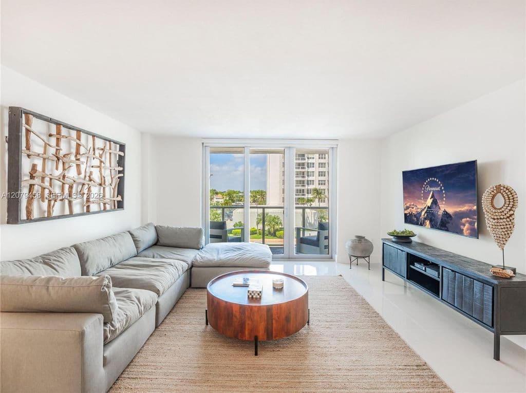 1+1 Condo — 5701 Collins Ave APT 307