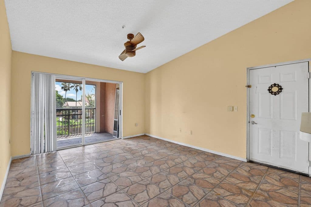 2+1 Condo — 4844 N State Road 7 #2304