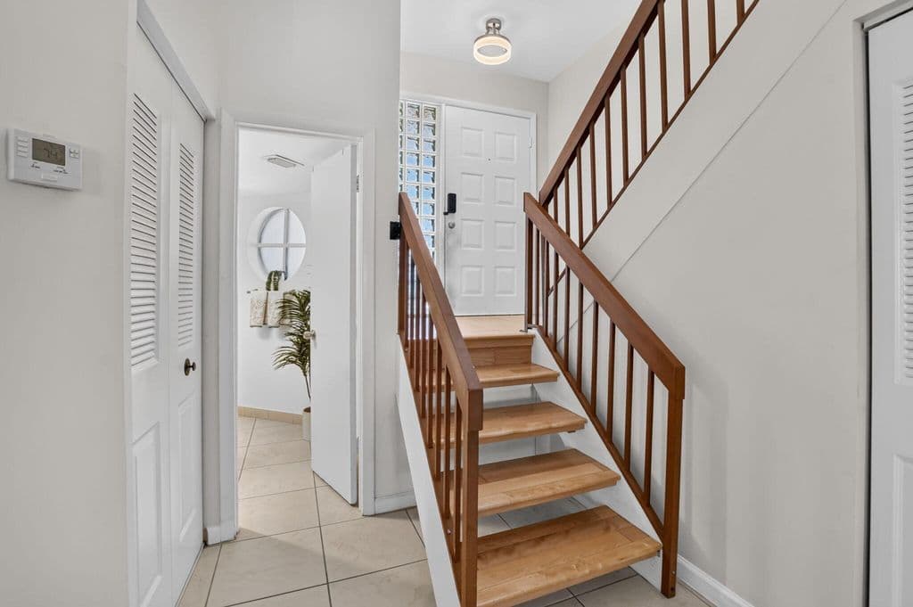 2+1 Mülk — 327 NW 36TH Avenue