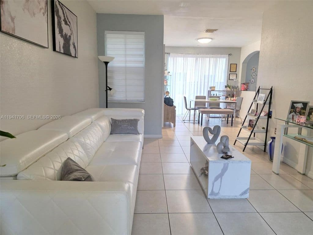 3+1 Mülk — 11702 SW 137th Pl