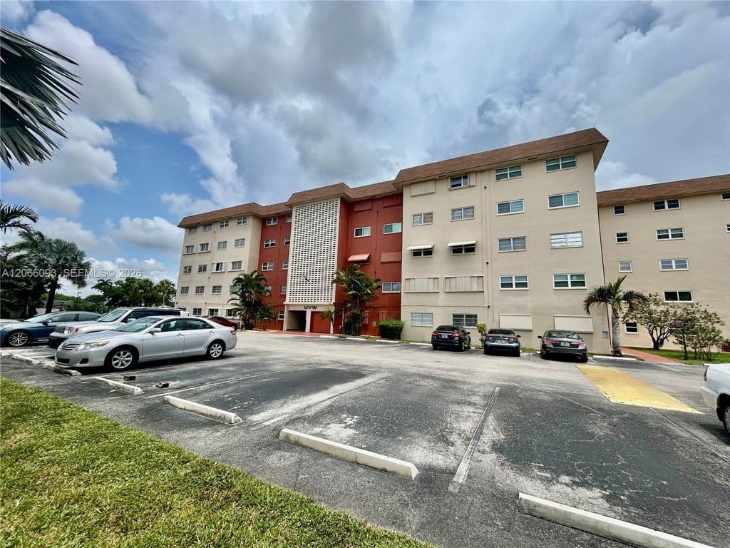 2-bedroom Condo — 5300 Washington St APT U503