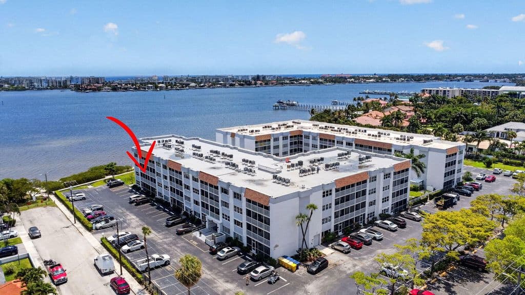 2+1 Condo — 1502 S Lakeside Drive #214