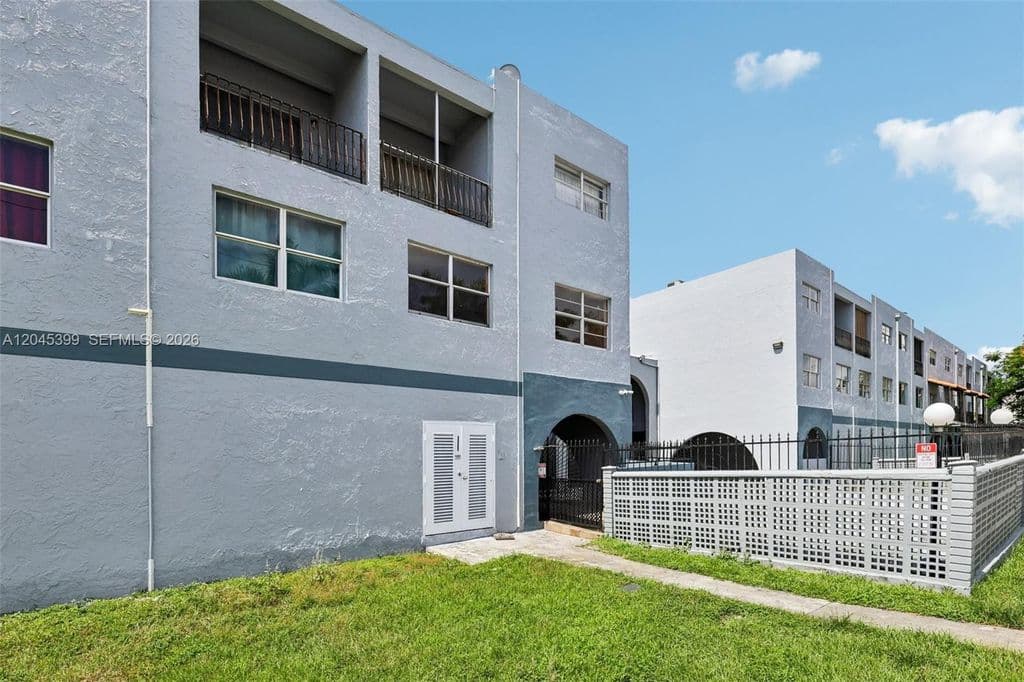 2-bedroom Condo — 1300 W 53rd St APT 25