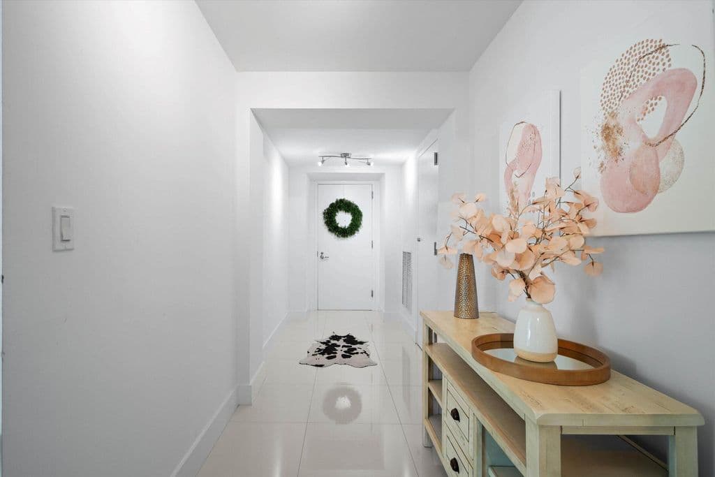 3-bedroom Condo — 1900 N Bayshore Drive #2312