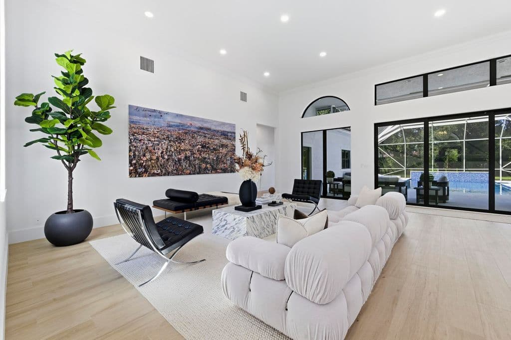 4-bedroom Single-Family Home — 2557 Seminole Circle