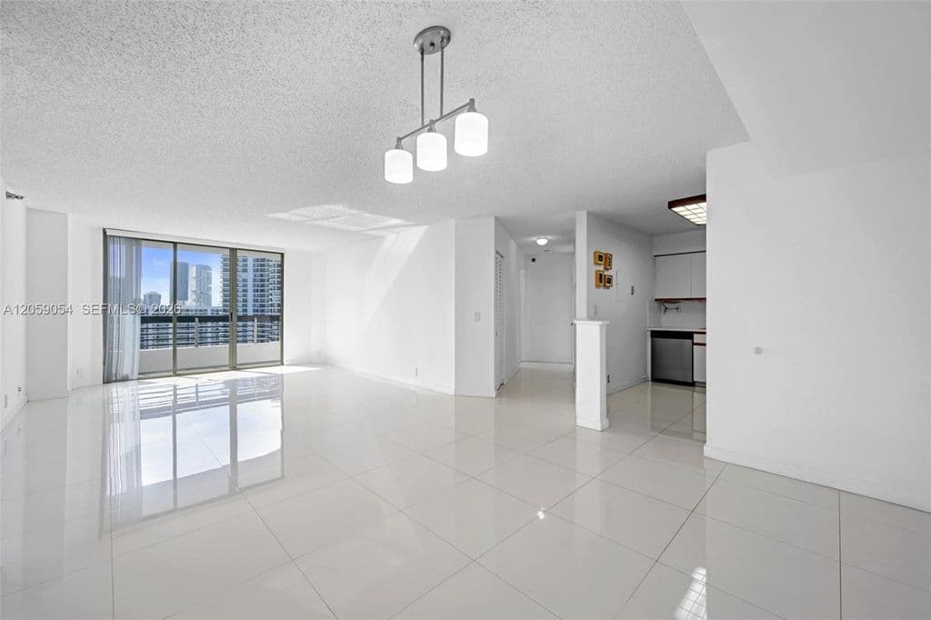 2+1 Condo — 3400 NE 192nd St APT 1910