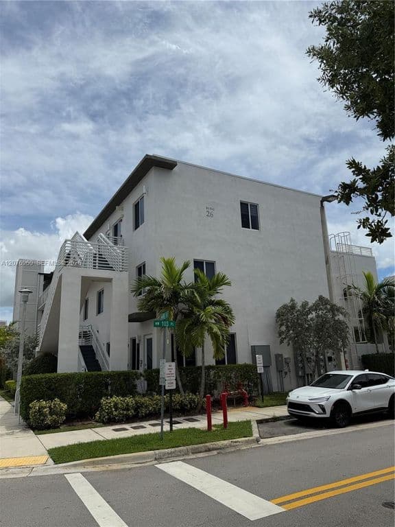 3+1 Müstakil ev — 10300 NW 66th St