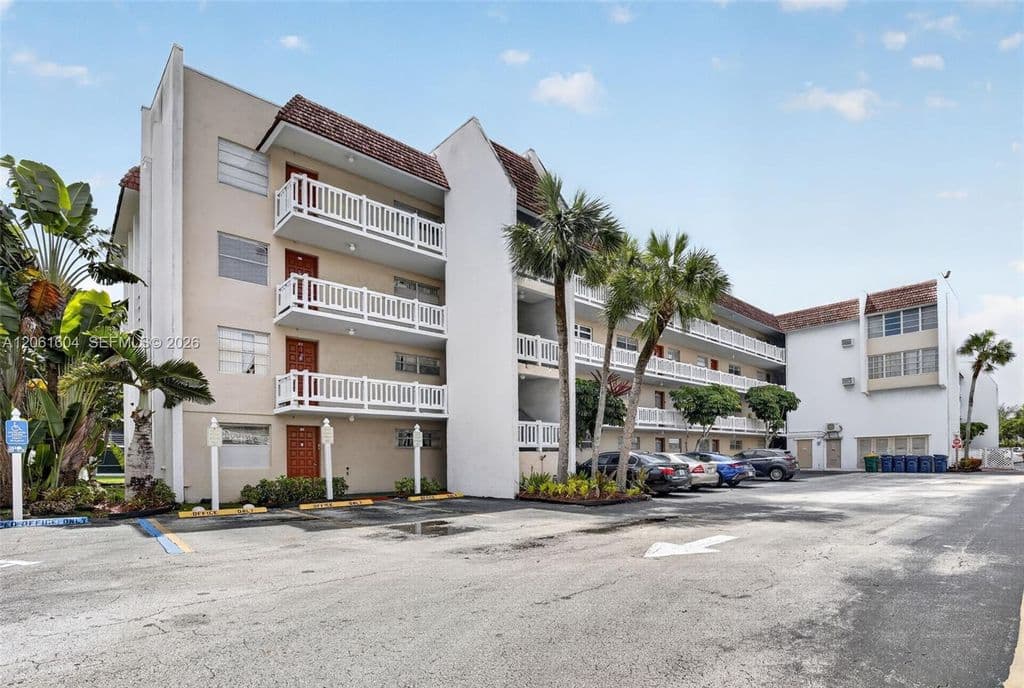 2-bedroom Condo — 3531 Inverrary Dr APT 101