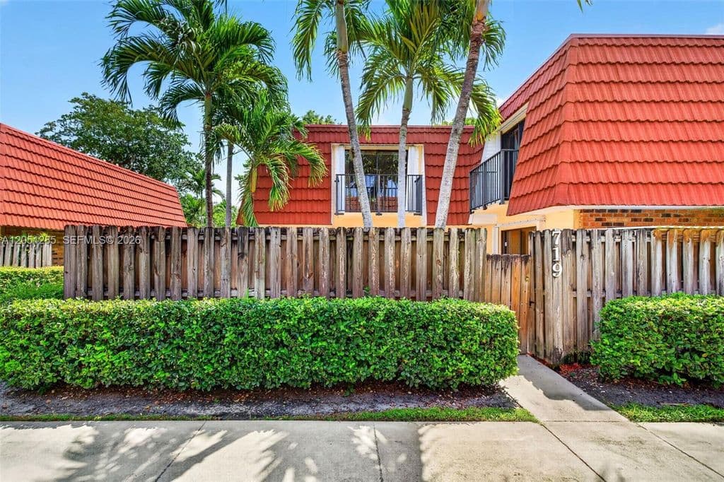 2+1 Mülk — 719 NW 98th Cir