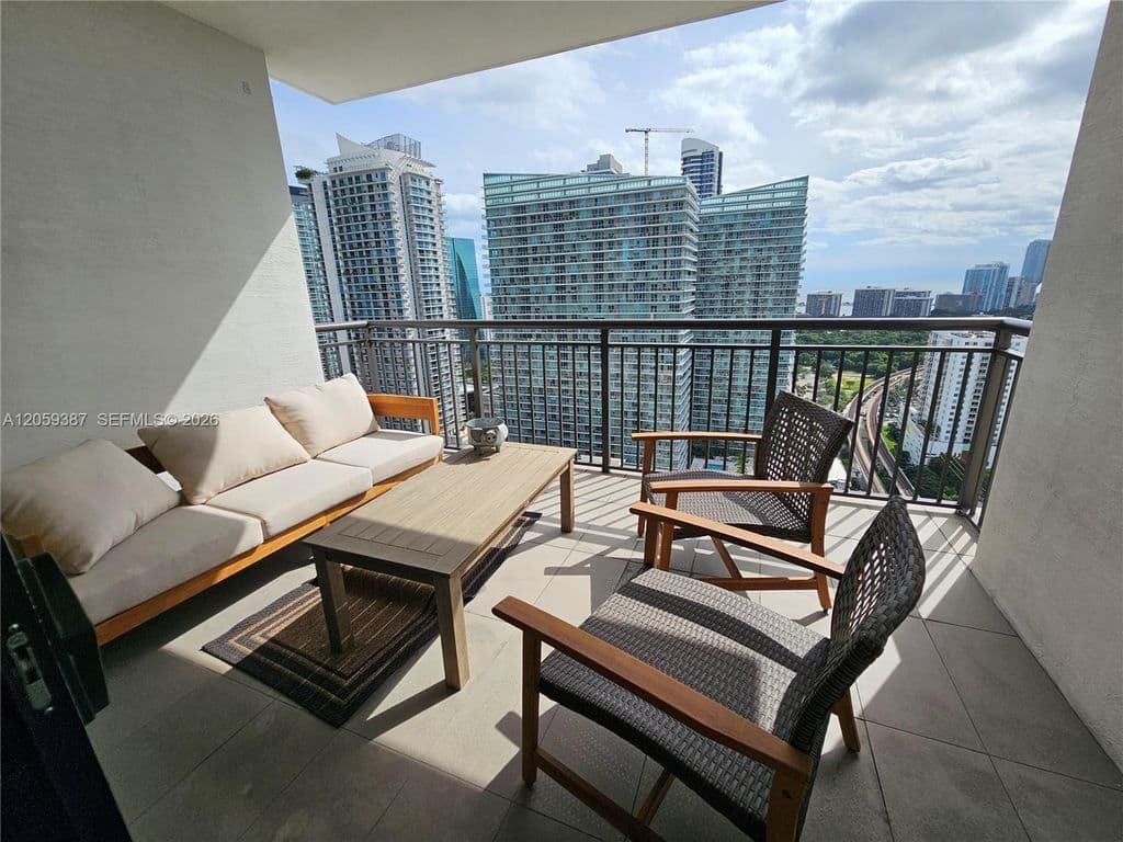 2+1 Condo — 999 SW 1st Ave APT 3004