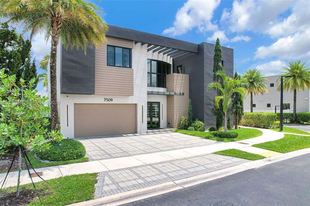 6+1 Müstakil ev — 7509 NW 99th Ave