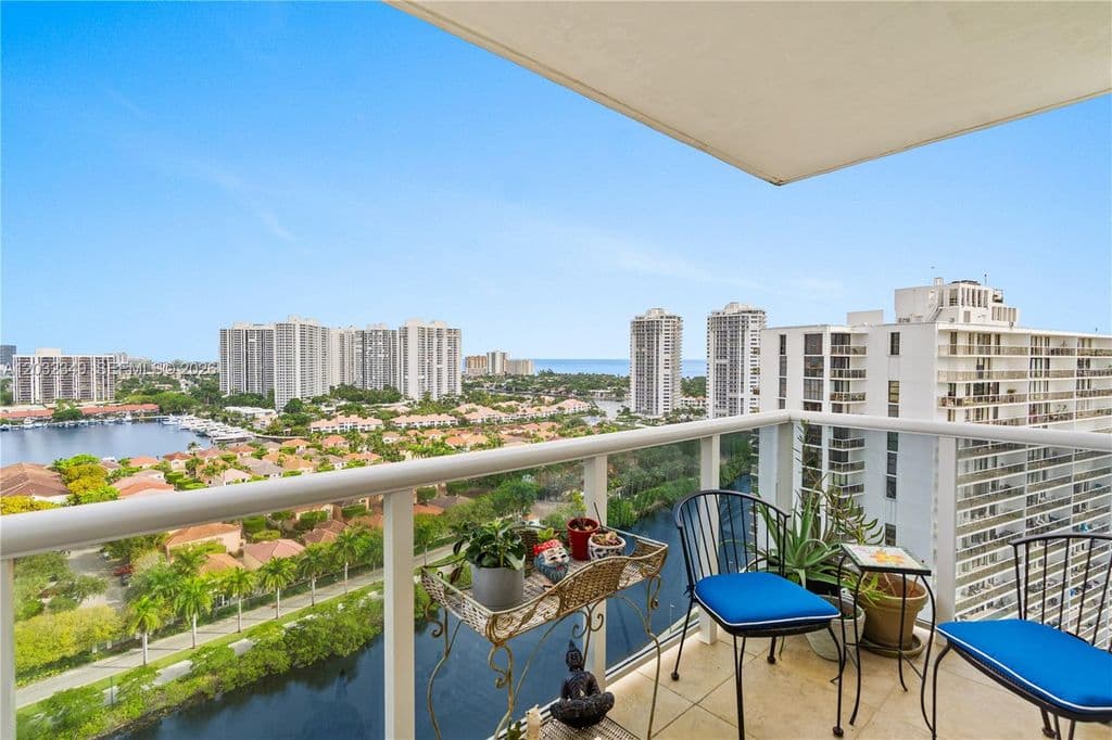 1-bedroom Condo — 3675 N Country Club Dr APT 2201
