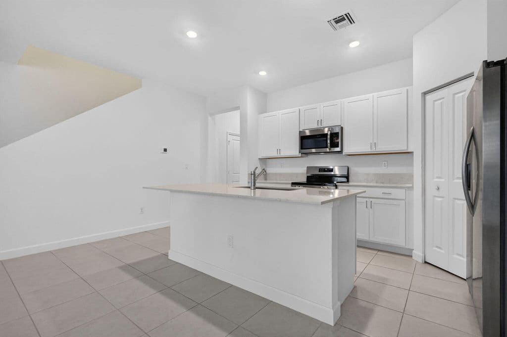3-bedroom Property — 4168 Lagoon Shore Drive