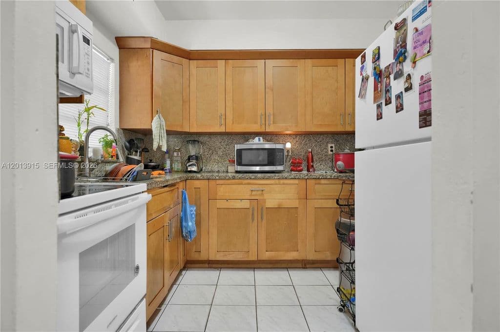 4+1 Müstakil ev — 201 NW 25th Ave
