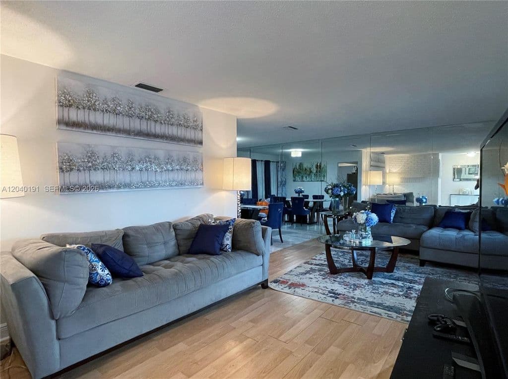 4+1 Müstakil ev — 8330 NW 20th Ct