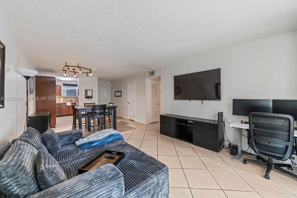 2-bedroom Condo — 1400 Tallwood Ave APT 107