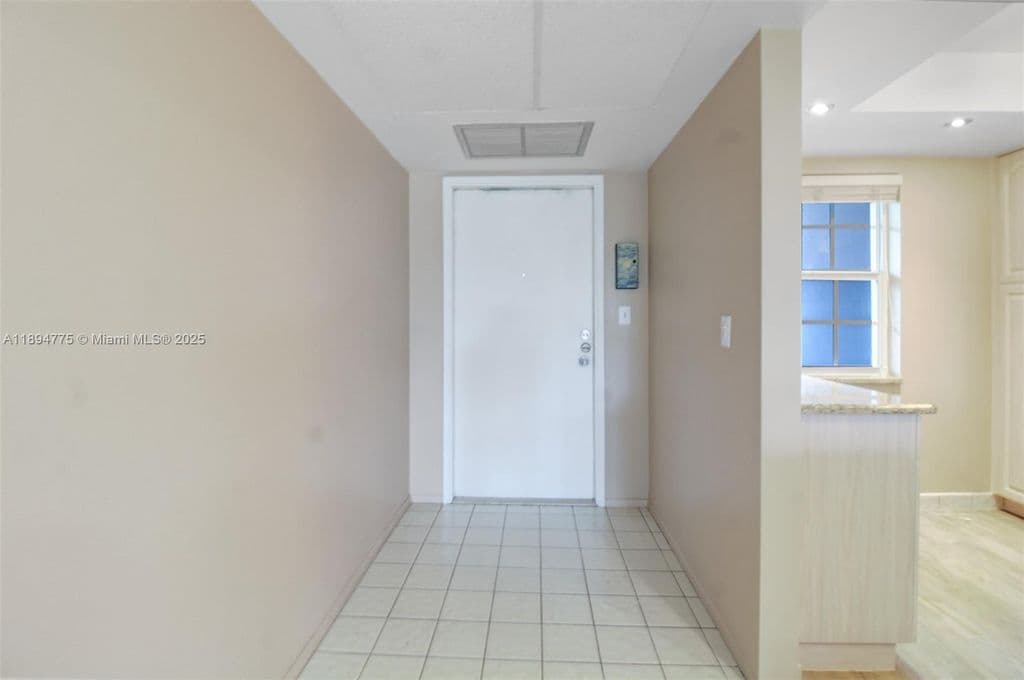 2+1 Condo — 605 Oaks Dr APT 305