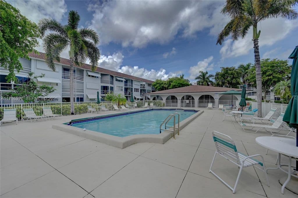 1+1 Condo — 1040 SE 4th Ave APT 128