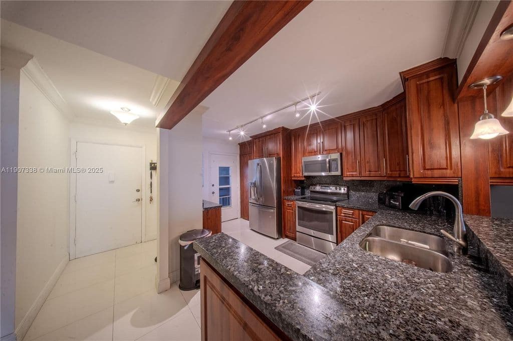 2+1 Condo — 1660 NE 191st St #4101