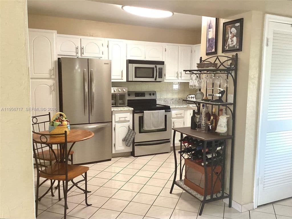 2-bedroom Condo — 361 S Hollybrook Dr APT 305