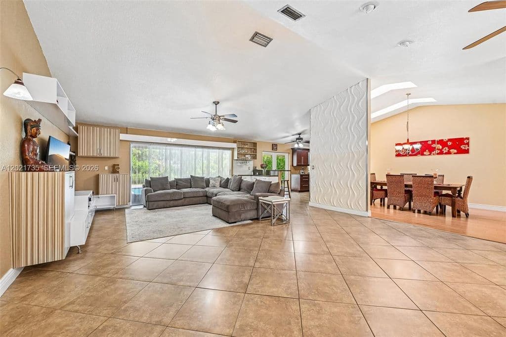 4+1 Müstakil ev — 483 NW 107th Ave