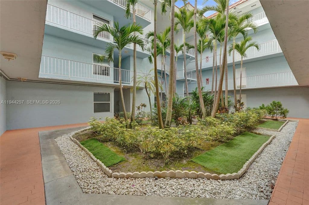 2-bedroom Condo — 505 S Pine Island Rd APT 405B