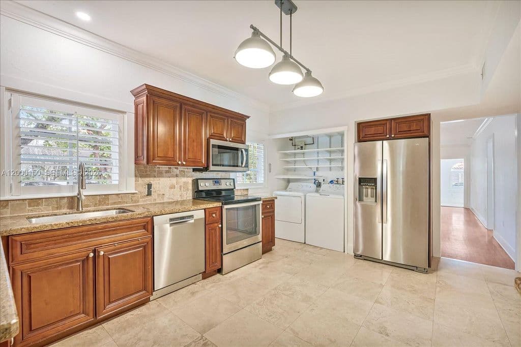 3+1 Müstakil ev — 1102 Genoa St