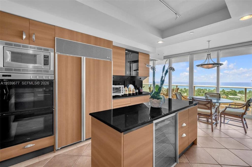 3+1 Condo — 19955 NE 38th Ct APT 2204