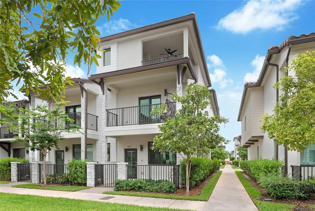 4+1 Müstakil ev — 4605 NW 83rd Path