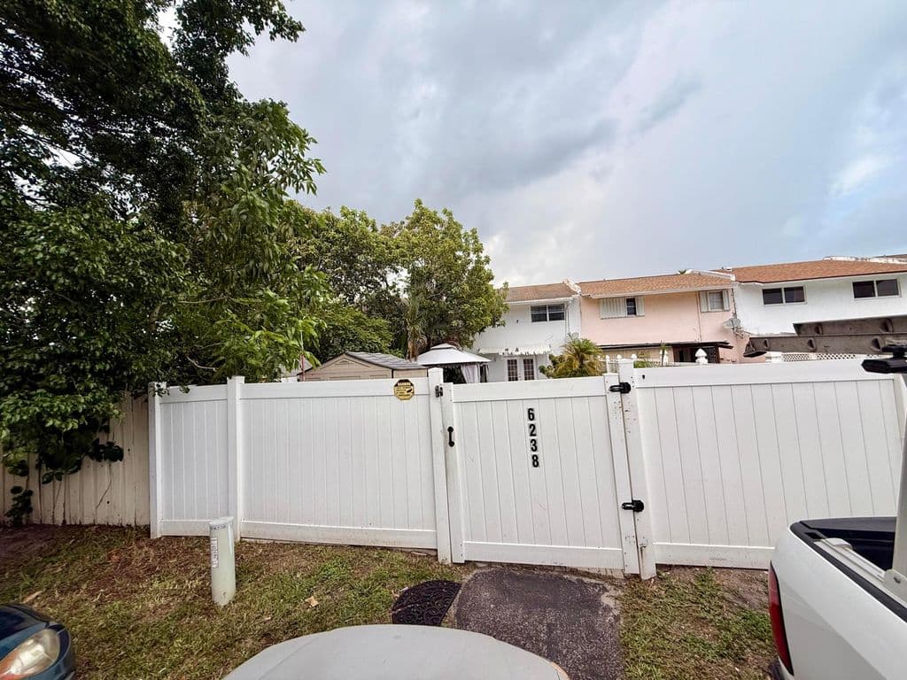 3+1 Mülk — 6238 SW 7th Street
