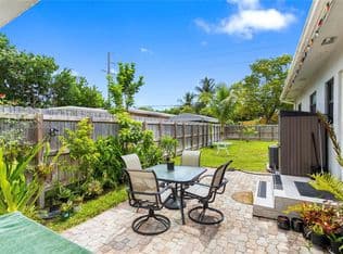 3+1 Müstakil ev — 2407 Dewey St, Hollywood, 33020