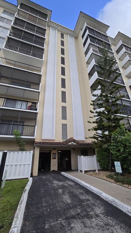 2-bedroom Condo — 4164 Inverrary Drive #601