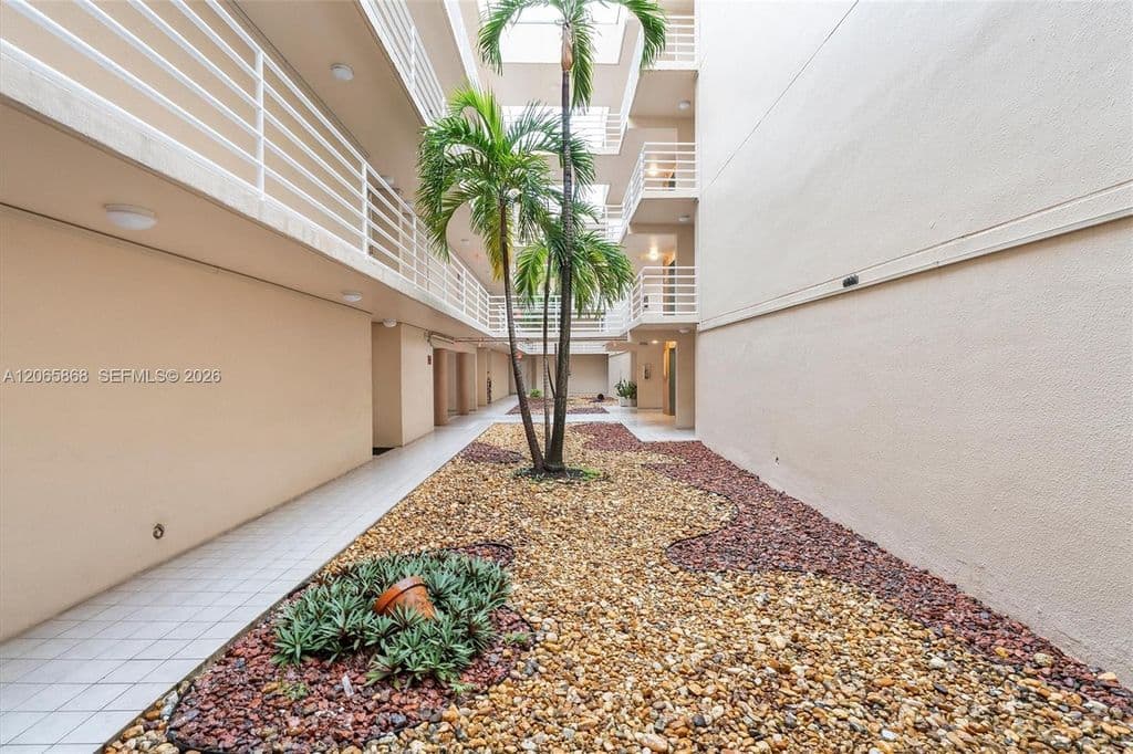 2+1 Condo — 8050 NW 8th St #1110
