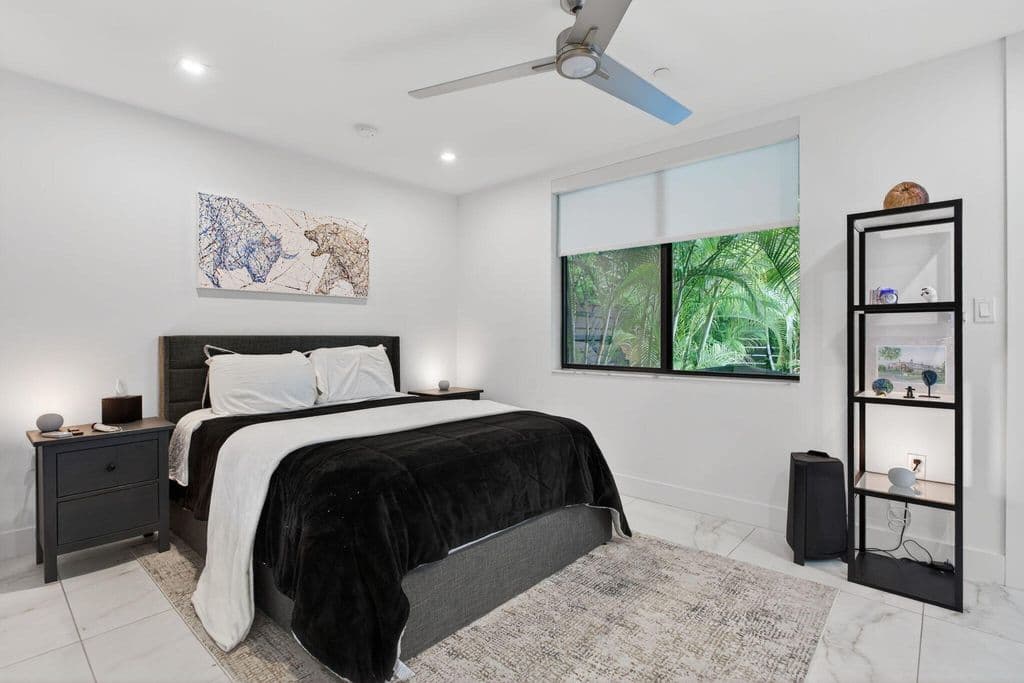 3-bedroom Property — 1044 N VICTORIA PARK Road