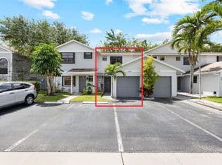 2+1 Townhouse — 10500 NW 3rd St, Pembroke Pines, 33026