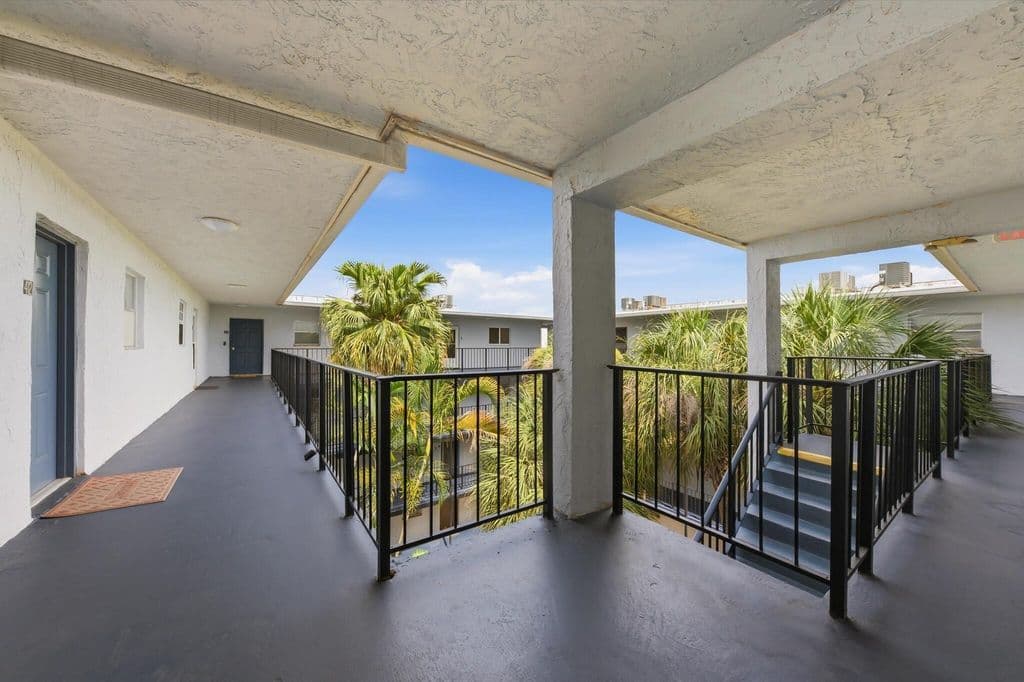 1+1 Condo — 2860 Somerset Drive #412k