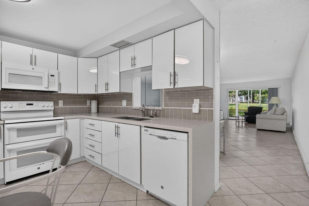 2-bedroom Condo — 2006 GRANADA Drive #J1