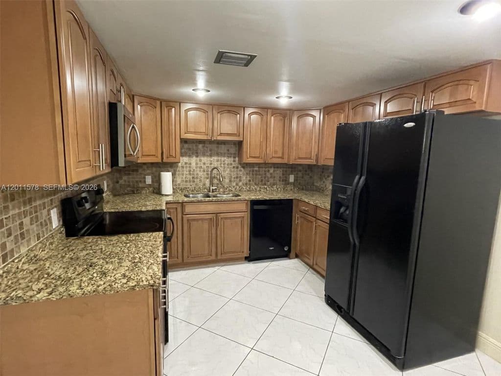 2+1 Condo — 491 Racquet Club Rd APT 303