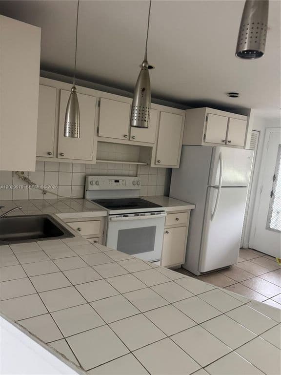 2-bedroom Condo — 1710 NE 191st St APT 411-3